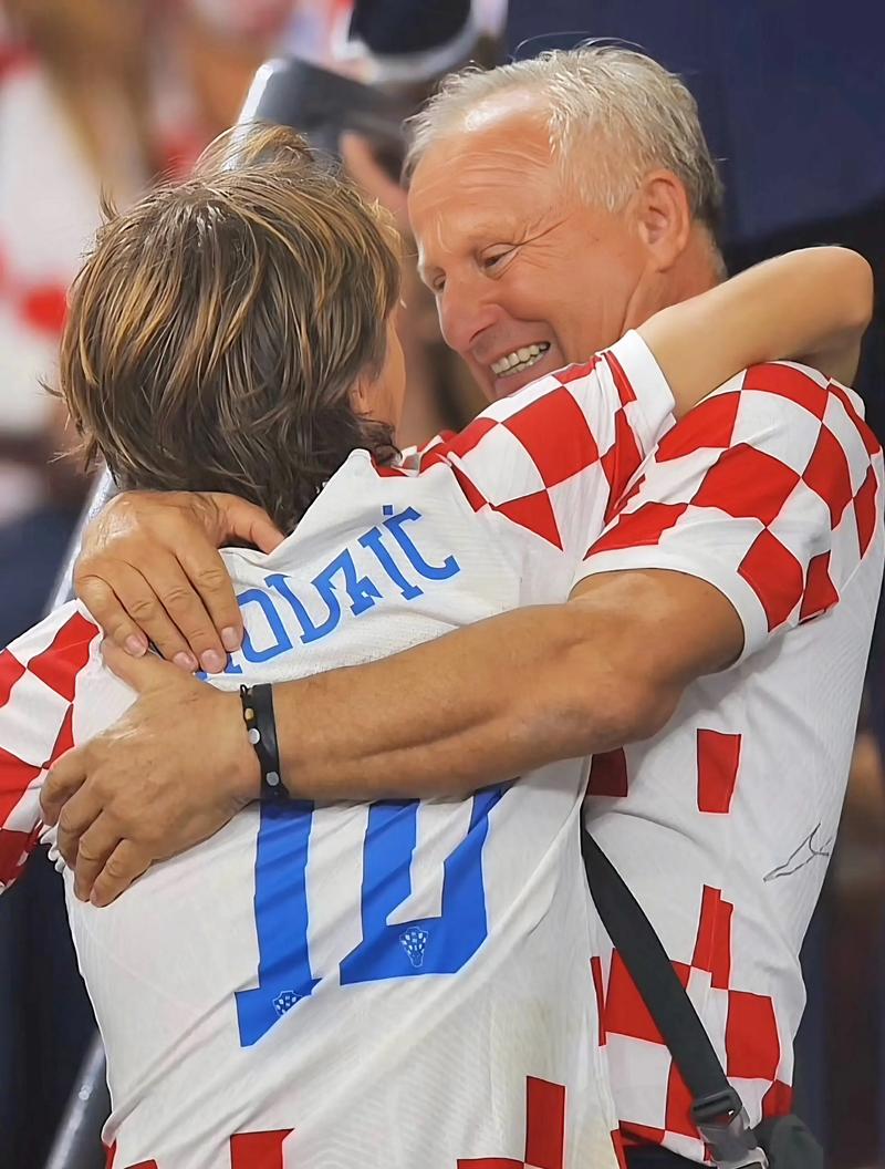 媒体人晒视频：赛后蒯纪闻安慰山东U20球员，很有大将风度