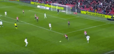 球星突破防线送出助攻